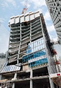 Rapid construction progress amid tight space constraints)