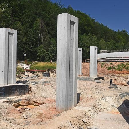 Pilíře mostu byly formované zvláštním bedněním vyrobeným pro potřeby projektu.