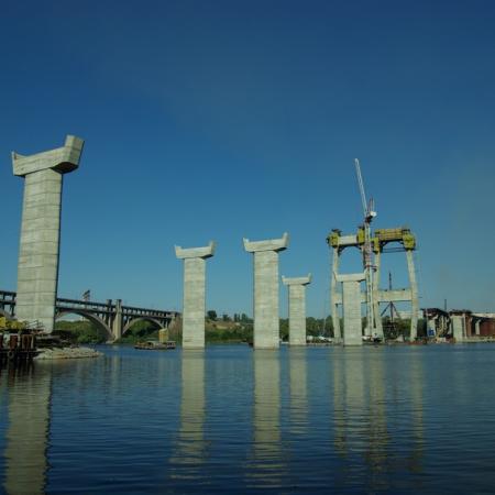 Ferdeköteles híd a Dnyepper folyó felett Ukrajna