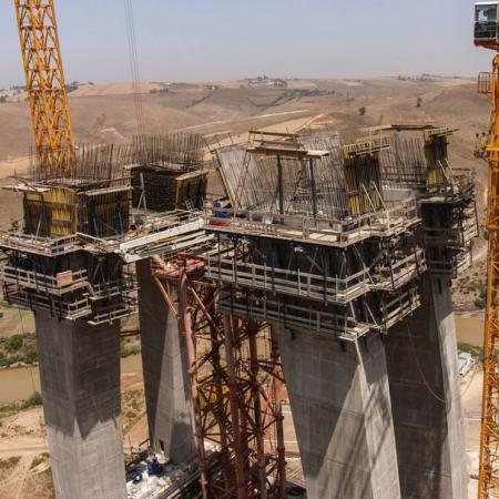 Tuibrug over de rivier Bouregreg Marokko