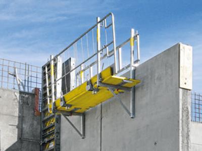 Montage der Arbeitsbühne  mittels Hohlwandkonsole