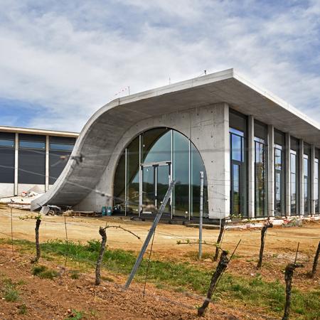 Designová budova z pohledového betonu bude novým sídlem Vinařství Lahofer.