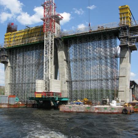 Ferdeköteles híd a Dnyepper folyó felett Ukrajna