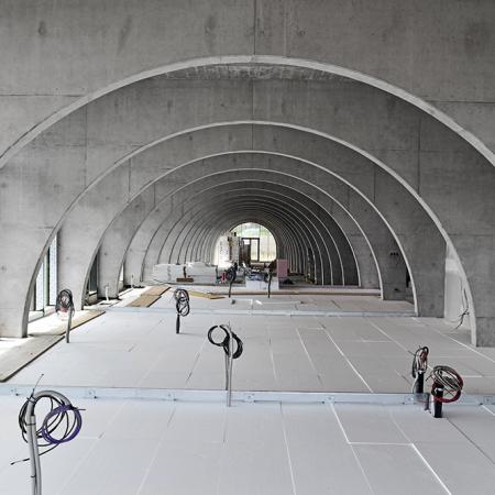 Vnitřní žebra i stop zůstanou v pohledovém betonu a budou připomínat typický moravský sklípek.