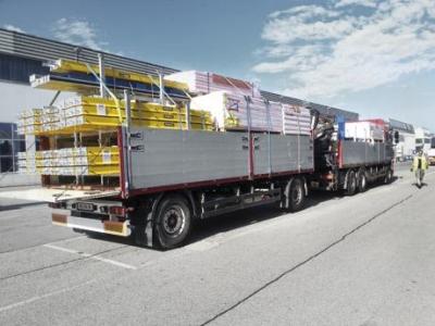 mit Schalung beladener LKW