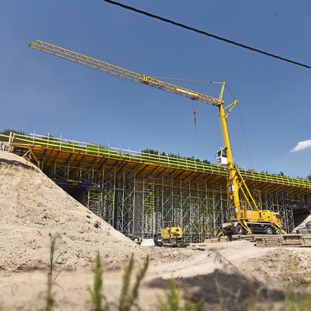 Přemostění je budováno přes krajinný zářez.