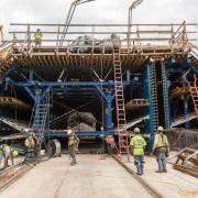 The tunnel formwork traveller was completely preassembled from the flexible, high-performing ‘Heavy-duty supporting system SL-1’ in the dry dock in Baltimore, where the first trial pours for the eleven tunnel segments were carried out at the beginning of this year.