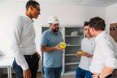 4 Männer im Gespräch über den Concremote-Sensor