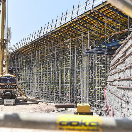 Mostní konstrukci podepřely věže Staxo 100.