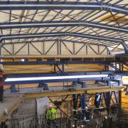 To ensure high-quality concrete placement even at extremely low temperatures, Doka enclosed all seven platform levels inside a robust scaffolding tarpaulin and built a roof consisting of seven sections.