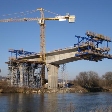 Most přes Vltavu u Prahy