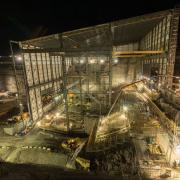 Under the temporary hall work continues at full swing even at night. 
<br />
Photo: Doka