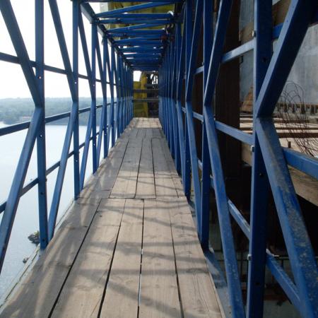 Ferdeköteles híd a Dnyepper folyó felett Ukrajna