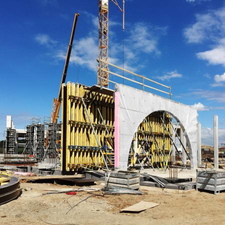 Pro výrobu zvláštního bednění byly využity komponenty bednicích systémů Doka.