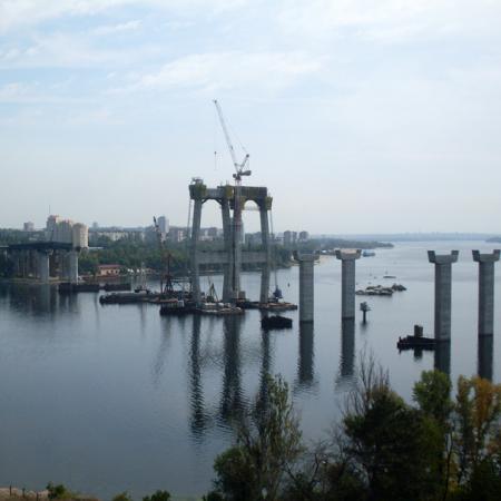 Ferdeköteles híd a Dnyepper folyó felett Ukrajna