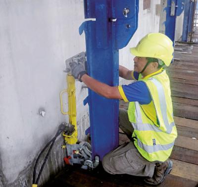 hydraulic cylinders with the lifting mechanism