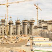 Gigantic proportions: Five spillways, central dam and the power house.
<br />
Photo: Doka