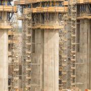 One of six separating walls on the spillway with custom climbing formwork D22 and the Load-bearing tower Staxo 100. Photo: Doka