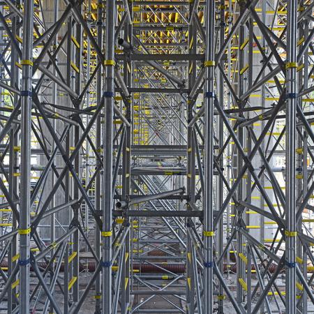 Pohled do konstrukce Staxo 100, která podpírá bednění pro realizaci mostovky.