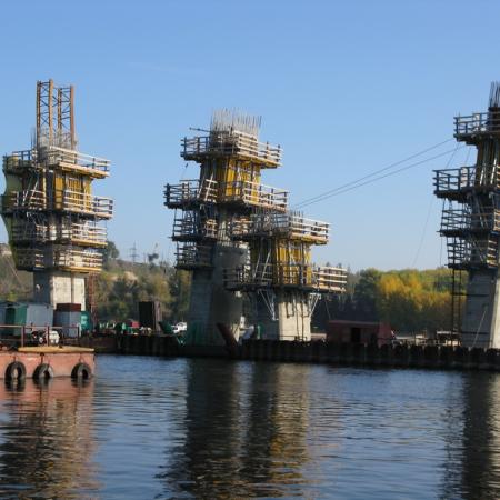 Ferdeköteles híd a Dnyepper folyó felett Ukrajna