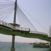 Výsledný elipsovitý dizajn mosta je architektonickým pútačom novovznikajúceho mesta.  
