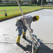 Simple & smart: Once the concrete has been screeded, slab sensors are inserted and start measuring automatically. Copyright: Doka