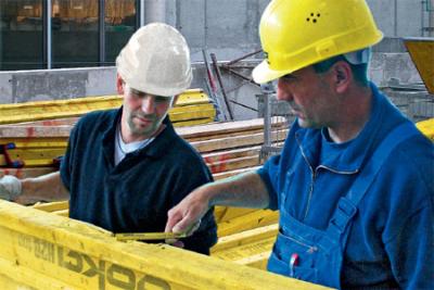 Gemeinsames Sichten auf der Baustelle.