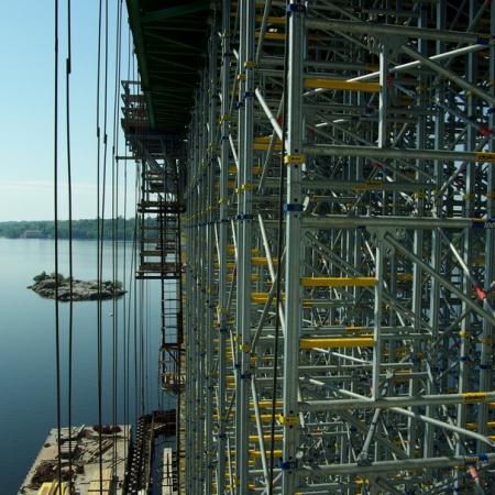 Ferdeköteles híd a Dnyepper folyó felett Ukrajna