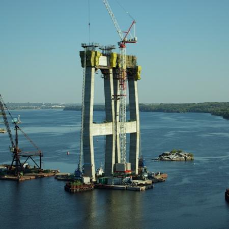Ferdeköteles híd a Dnyepper folyó felett Ukrajna