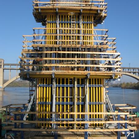 Ferdeköteles híd a Dnyepper folyó felett Ukrajna