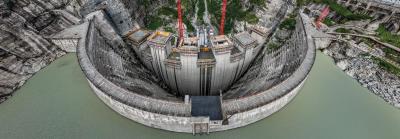 4 Männer im Gespräch über den Concremote-Sensor
