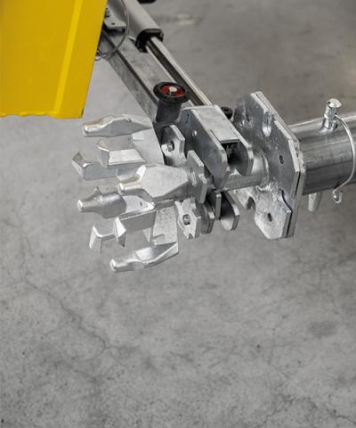 Positioning of the DokaXdek panel including prop