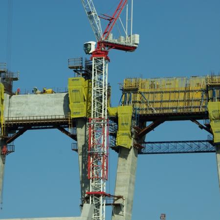 Ferdeköteles híd a Dnyepper folyó felett Ukrajna