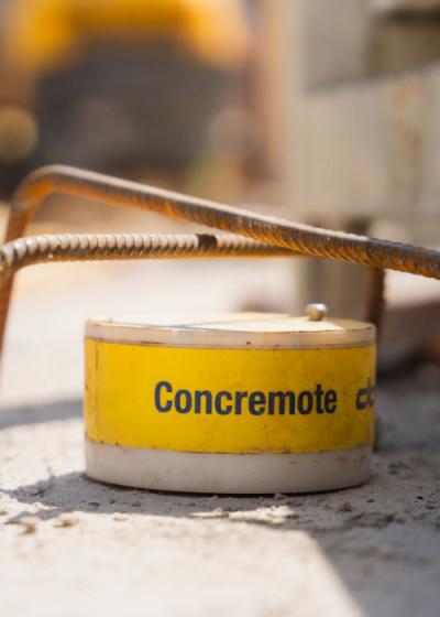 Concremote-Sensor auf Betonoberfläche