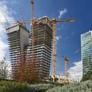 2016: Stavba V-Tower přinesla na náš stavební trh maximální bezpečnost díky ochrannému štítu Xclimb 60. 