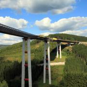 Mit 115,00 m Höhe über Talgrund wird die Talbrücke Nuttlar nach ihrer Fertigstellung die höchste Talbrücke Nordrhein-Westfalens sein. Foto: Doka