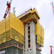 Mit der Doka-Selbstklettertechnik geht es beim GEWA-Tower Takt für Takt termingerecht nach oben.
<br />
Foto: Doka