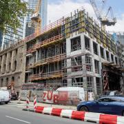 Die denkmalgeschützte Fassade im Neorenaissance-Stil aus den 1890ern wird sorgfältig mit dem modernen Neubau verbunden. Aufgrund der verkehrsreichen Lage und engen Platzverhältnisse waren eine enge Abstimmung und Just-in-time-Lieferungen essentiell. Copyright: Doka.
