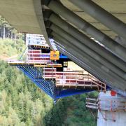 Die Verbundschalwagen leiten Eigengewicht und Betonierlasten in die Stahlverbund-Längsträger der Kragplatten ein. Foto: Doka