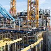 Hybrid aus Ortbeton und Fertigteilen: Die (Schalungs-)Arbeiten im und um den Hochhauskern. 
<br />
Foto: Doka
<br />
