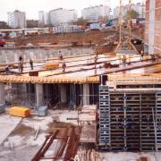 1994: Na Kavčích horách začala důležitá stavba - nová budova České televize, která rostla jako z vody díky nasazení stropních i stěnových bednicích systemů Doka.