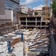 2004: Potřeba nových bytů zahájila řadu developerských projektů, u kterých Doka nemohla chybět. Žlutomodré bednění se tak objevilo například při stavbě komplexu v Malešicích.