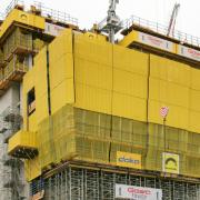 Die rundum eingehauste Baustelle gibt der Mannschaft zu jeder Zeit volle Sicherheit.
<br />
Foto: Doka