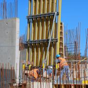 Bij het plaatsen van de bekistingspanelen is buitengewone precisie vereist. De plaatsing wordt met een tachymeter uitgemeten en vóór het storten nog meermaals gecontroleerd. Foto: Doka