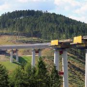 Die 28,60 m breite Fahrbahnplatte mit Radius 1.000,00 m und einer konstanten Querneigung von 4% entsteht in Ortbeton im Pilgerschrittverfahren. Foto: Doka