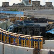 Die Rotunde im Gebäudezentrum wird mit einer Trägerschalung Top 50 geschalt. Zwischengeschaltete Kranzhölzer dienen dazu, den Durchmesser von bis zu 27,50 m exakt abzubilden.