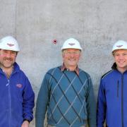 Das Grossmann-Team ist hoch zufrieden (v.r.n.l.: Bauleiter Siegfried Huber, Oberpolier Max Maurer, Polier Gunter Maurer)