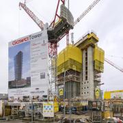 Von der Straße aus ist der Baufortschritt am künftig höchsten Wohngebäude Baden-Württembergs gut zu beobachten.
<br />
Foto: Doka