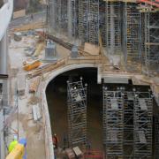 Auf Grund der besonderen Statik des Gebäudes sind die Decken in vielen Bereichen bis auf das Basement durch zu stützen. Foto: Doka