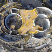 De twee in elkaar overgaande koepels van het ESO Supernova Planetarium & Visitor Centre lijken in doorsnede op een liggende acht. Foto: Doka